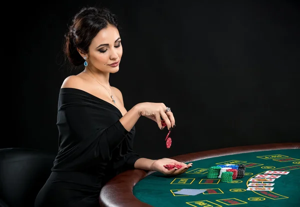 Sexy Frau mit Pokerkarten und Chips — Stockfoto