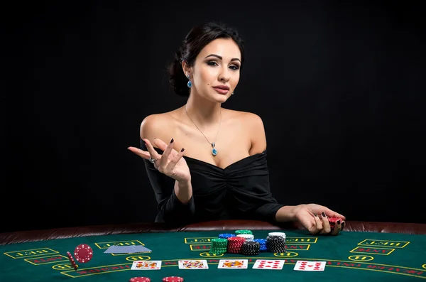 Mulher sexy com cartões de poker e fichas — Fotografia de Stock