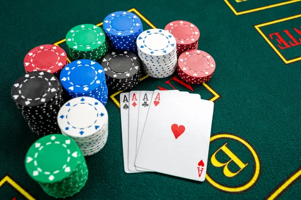 Jogo de póquer. Fichas e cartões — Fotografia de Stock