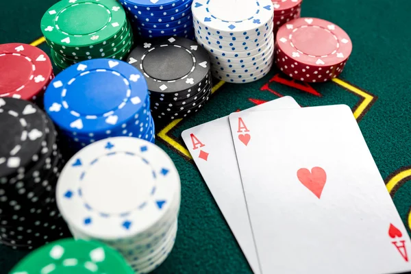 Poker spelen. Chips en kaarten — Stockfoto