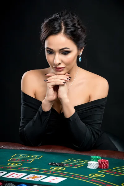 Sexy Frau mit Pokerkarten und Chips — Stockfoto