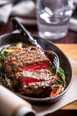 Sebze ve sağlıklı yağsız ızgara orta az pişmiş biftek