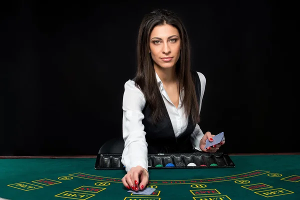 Das schöne Mädchen, Dealer, hinter einem Tisch für Poker — Stockfoto