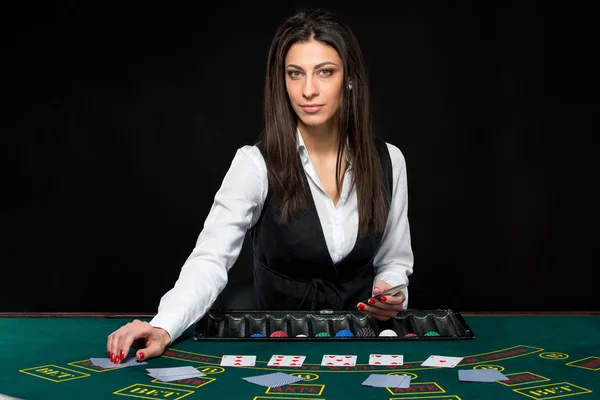 Das schöne Mädchen, Dealer, hinter einem Tisch für Poker — Stockfoto