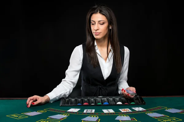 Das schöne Mädchen, Dealer, hinter einem Tisch für Poker — Stockfoto