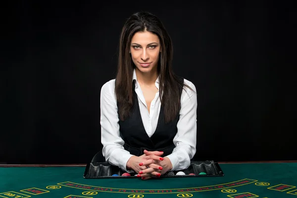 Güzel kız, Bayi, poker için bir masanın arkasında — Stok fotoğraf