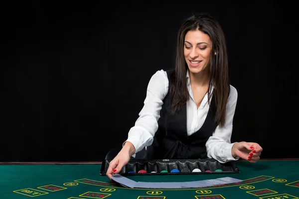 Das schöne Mädchen, Dealer, hinter einem Tisch für Poker — Stockfoto