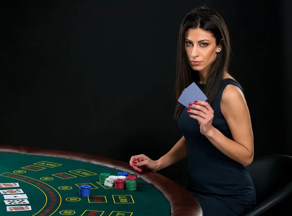 Σέξι γυναίκα με πόκερ κάρτες και μάρκες — Φωτογραφία Αρχείου
