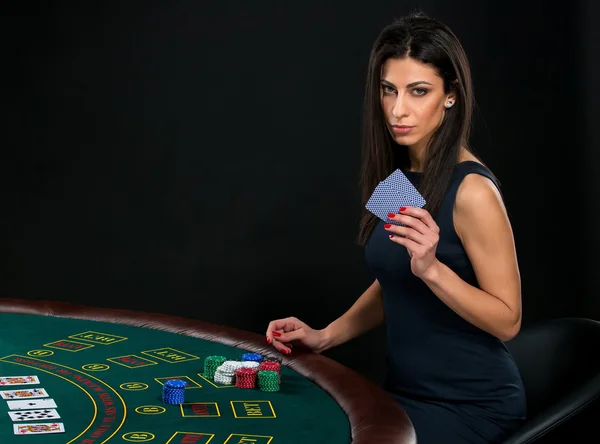 Sexy Frau mit Pokerkarten und Chips — Stockfoto