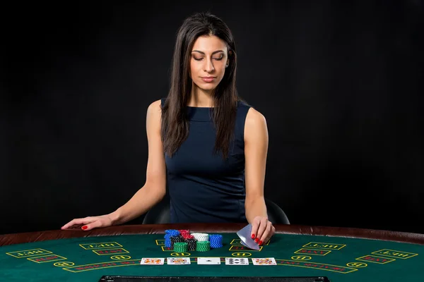 Mulher sexy com cartões de poker e fichas — Fotografia de Stock