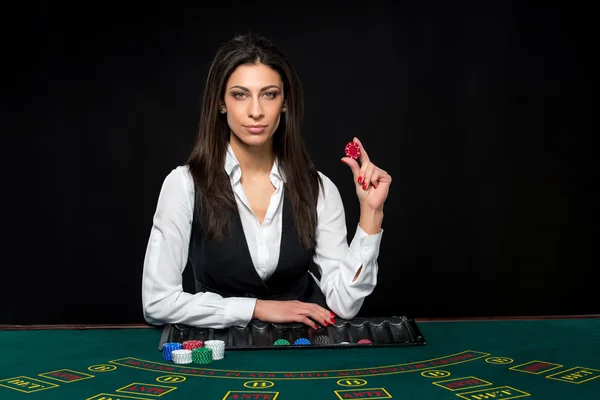 Das schöne Mädchen, Dealer, hinter einem Tisch für Poker — Stockfoto