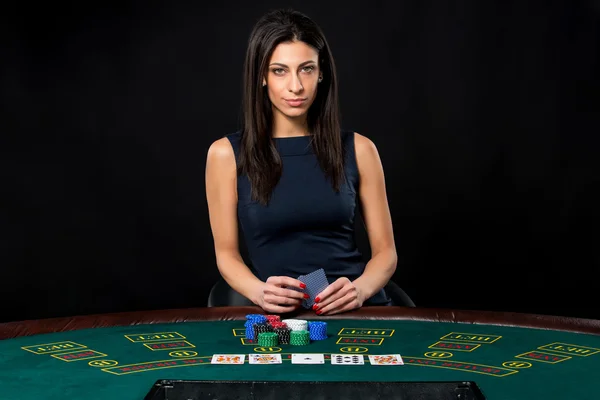 Mulher sexy com cartões de poker e fichas — Fotografia de Stock