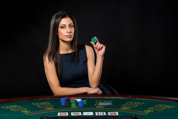 Mulher sexy com cartões de poker e fichas — Fotografia de Stock