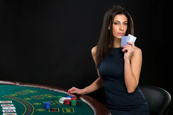 Sexy vrouw met pokerkaarten en chips — Stockfoto