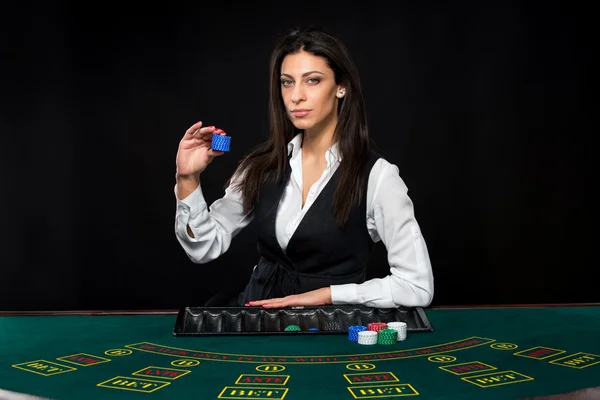 Das schöne Mädchen, Dealer, hinter einem Tisch für Poker — Stockfoto