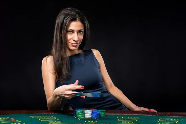 Sexy Frau mit Pokerkarten und Chips — Stockfoto