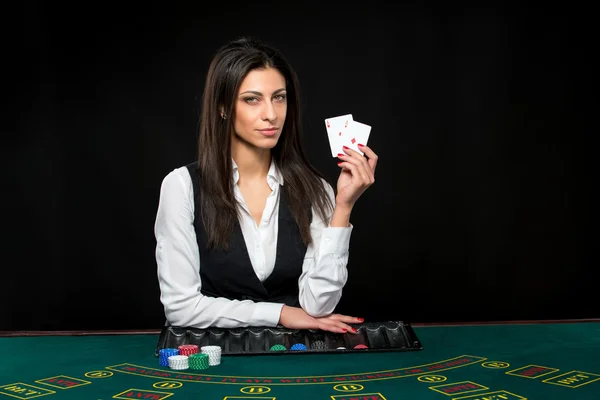 Das schöne Mädchen, Dealer, hinter einem Tisch für Poker — Stockfoto