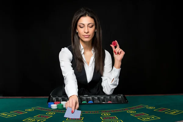 Piękna dziewczyna, handlarzem, za stołem do pokera — Zdjęcie stockowe