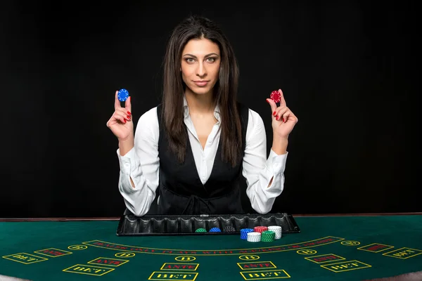 Das schöne Mädchen, Dealer, hinter einem Tisch für Poker — Stockfoto