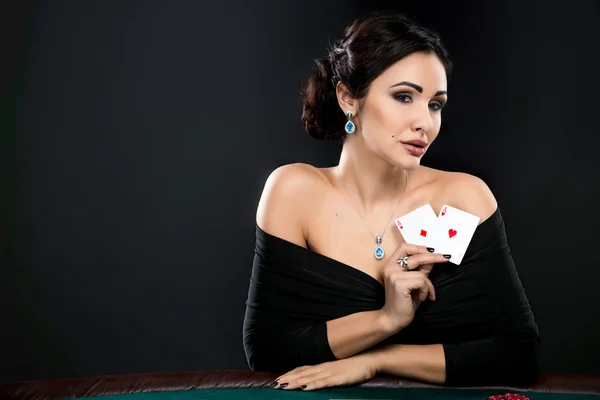 Sexy Frau mit Pokerkarten und Chips — Stockfoto