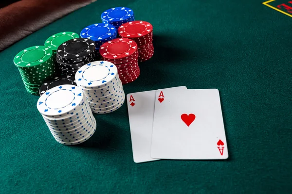 Juego de póker. Fichas y tarjetas — Foto de Stock