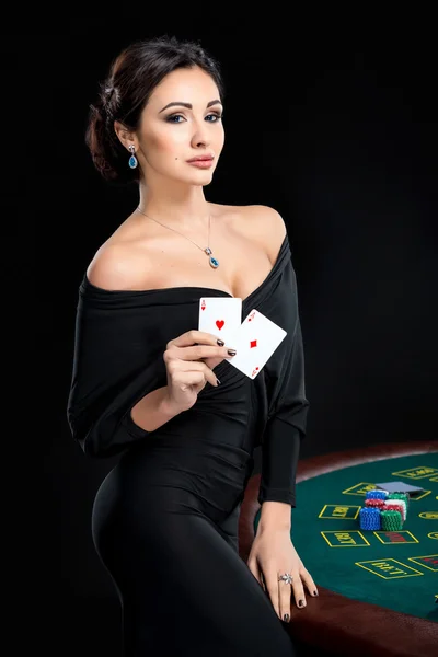 Sexy vrouw met pokerkaarten en chips — Stockfoto