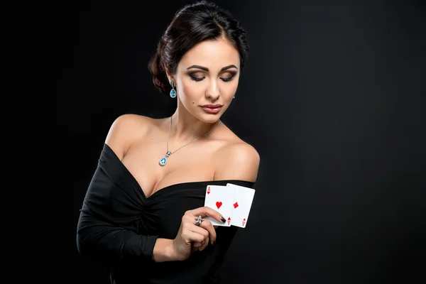 Sexig kvinna med poker kort — Stockfoto