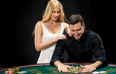 Genç çift poker oynamaya. Poker fişleri kazandıktan sonra alarak adam