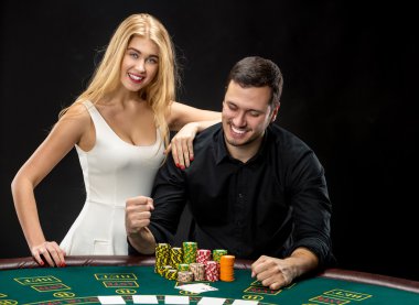 Genç çift poker oynamak casino iyi eğlenceler