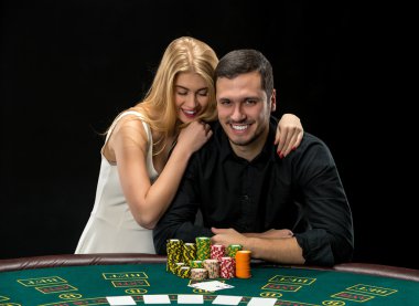 Genç çift poker oynamak casino iyi eğlenceler