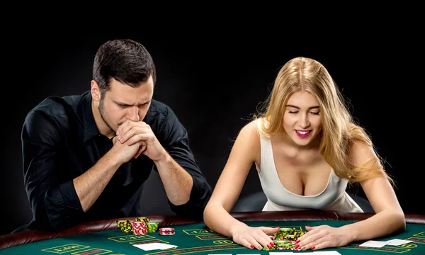 Pokerspelers zitten aan pokertafel en gaat all-in — Stockfoto