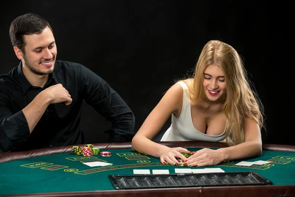 Νεαρό ζευγάρι παίζει πόκερ, γυναίκα λήψη πόκερ μάρκες μετά τη νίκη — Φωτογραφία Αρχείου