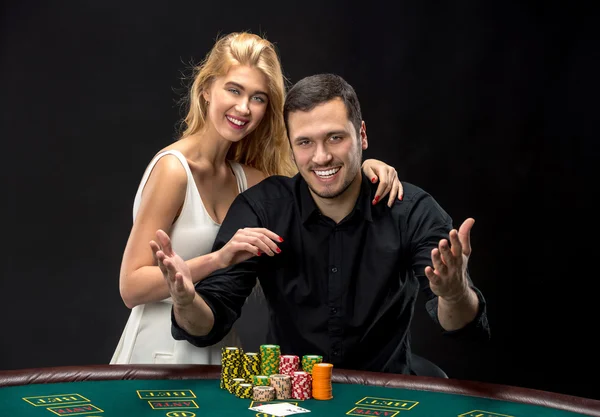 Young couple playing poker have a good time in casino — Stock Photo, Image