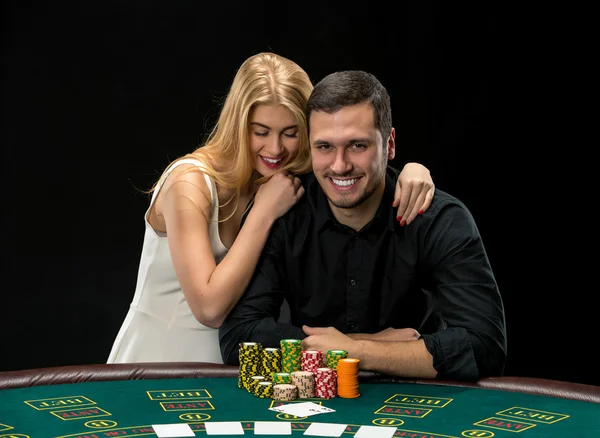 Pareja joven jugando al póquer pasar un buen rato en el casino — Foto de Stock