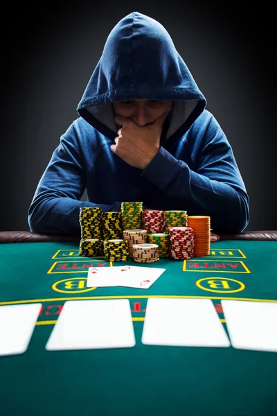 Retrato de un jugador de póquer profesional sentado en la mesa de poker —  Fotos de Stock