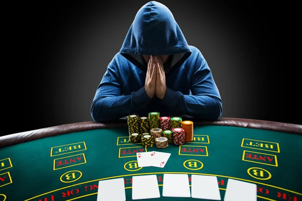 Porträtt av en professionell pokerspelare som sitter vid Poker bord — Stockfoto