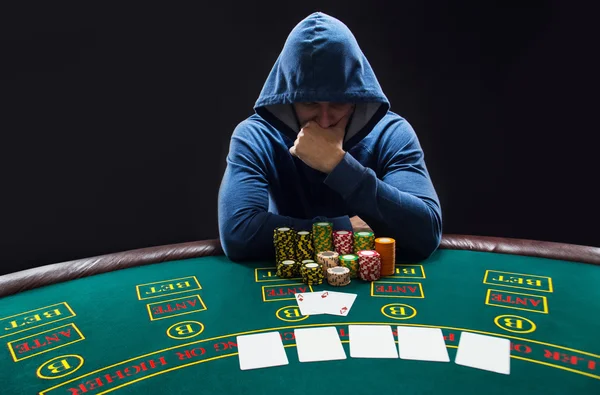 Porträtt av en professionell pokerspelare som sitter vid Poker bord — Stockfoto