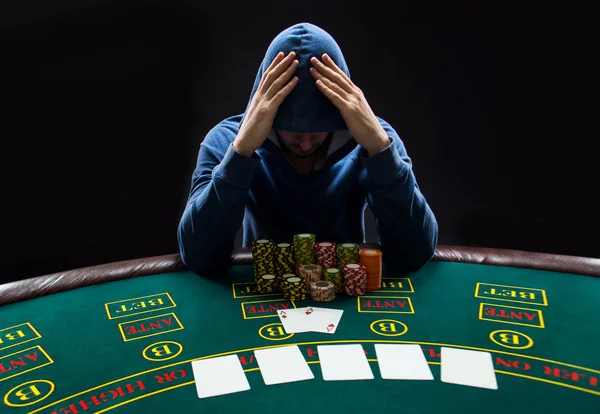 Portréja egy profi póker játékos ül Poker asztal — Stock Fotó