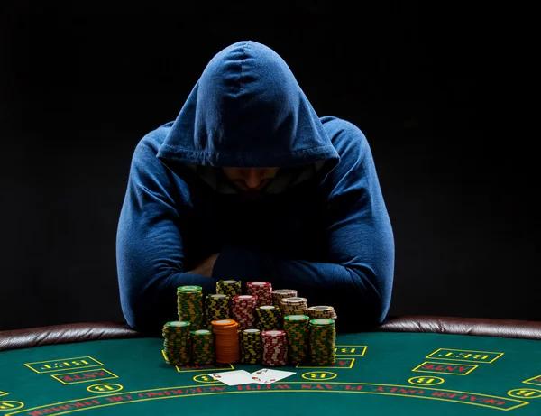 Retrato de un jugador de póquer profesional sentado en la mesa de poker — Foto de Stock