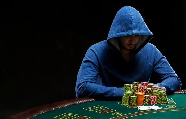 Pokerspieler, der die Kombination zweier Asse betrachtet. Nahaufnahme — Stockfoto