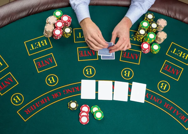 Κοντινό πλάνο του παίκτη του πόκερ με τραπουλόχαρτα και μάρκες — Φωτογραφία Αρχείου