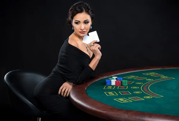 Sexy žena s poker karty a čipy — Stock fotografie