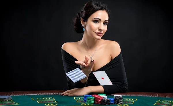 Sexy Frau mit Pokerkarten — Stockfoto