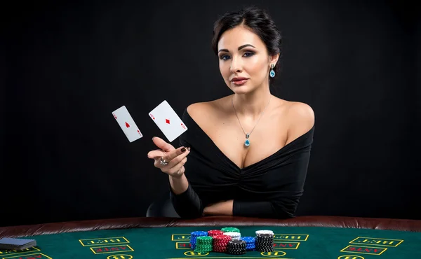Σέξι γυναίκα με χαρτιά του πόκερ — Φωτογραφία Αρχείου