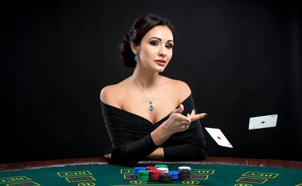 Σέξι γυναίκα με χαρτιά του πόκερ — Φωτογραφία Αρχείου