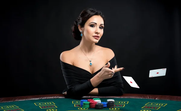 Mulher sexy com cartões de poker — Fotografia de Stock