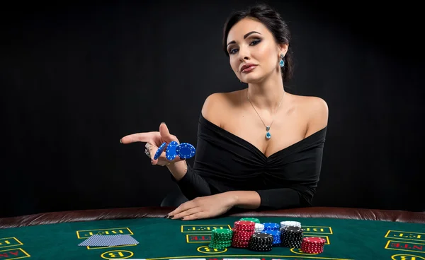 Mulher sexy com cartões de poker e fichas — Fotografia de Stock