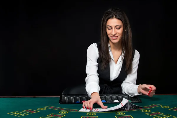 Das schöne Mädchen, Dealer, hinter einem Tisch für Poker — Stockfoto