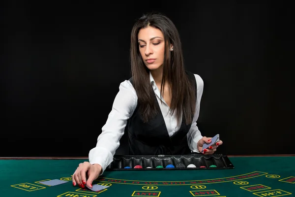 Das schöne Mädchen, Dealer, hinter einem Tisch für Poker — Stockfoto