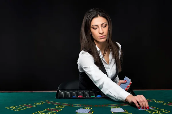 Das schöne Mädchen, Dealer, hinter einem Tisch für Poker — Stockfoto